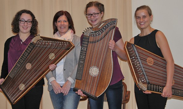 Das Zithertrio NordOst mit ihrer Lehrerin: v.l.: Magdalena Pedarnig , Lehrerin Barbara Nöckler (LMS Kitzbühel), Johanna Krimbacher und Theresa Wopfner