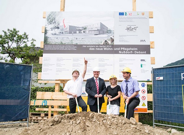 Der Finger des Architekten zeigt auf das Haus, das hier entstehen soll. Beim Aushub von  links: Anton Mariacher, Landesrat Bernhard Tilg, Verbandsobfrau Bgm. Elisabeth Blanik und Anton Pfurner, Bürgermeister der Marktgemeinde Nußdorf-Debant.  