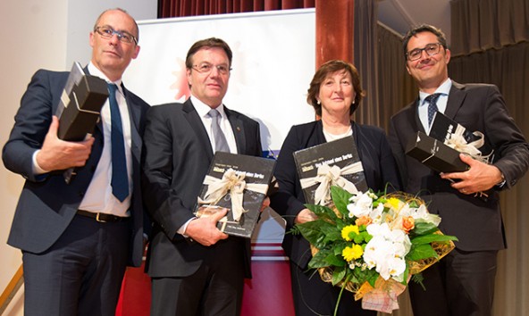 Der Partnerschaftsvertrag ist unterzeichnet, Gastgeschenke ausgetauscht. Jetzt kann die Arbeit im Kleinen beginnen. v.l.: Ugo Rossi (LH Trentino), Günther Platter (LH Tirol), Daniela Larese Filon (Präsidentin der Region Belluno) und Arno Kompatscher (LH Südtirol). Fotos: Expa/Groder