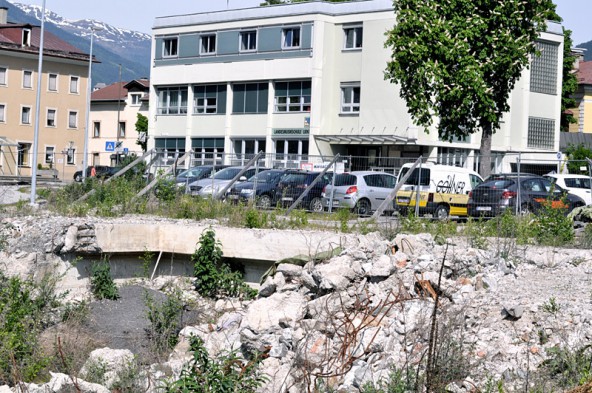 So könnte die Kaufhaus-Baustelle noch lange aussehen. Foto: Dolomitenstadt/Pirkner