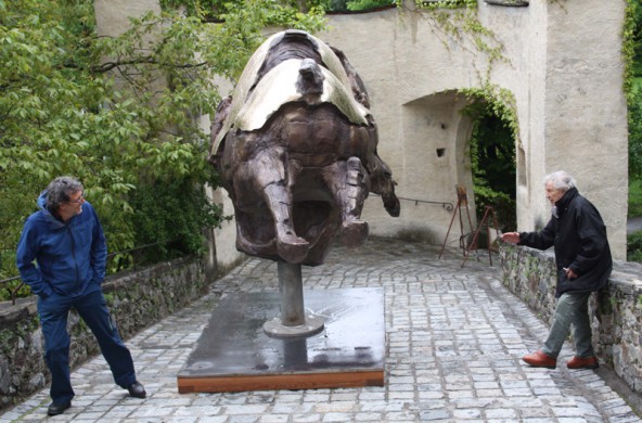 Der Meister ist zufrieden. Millimetergenau hat er den Koloss und den Sockel angepasst.