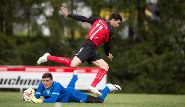 Aldamir da Silva tauchte immer wieder gefährlich vor Marino Maric auf. Hier bleibt der Steinfeld-Keeper Sieger. Doch nach 21 Spielminuten klappte es. Der Stürmer schoss zu 1:0 ein. Foto: Brunner Images.