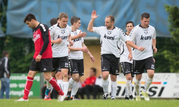 Abgang mit gesenktem Haupt. Rothenthurn jubelt, der FC-WR ist geknickt.