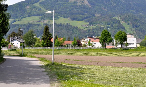 Hier werden sich bald die Häuslbauer breitmachen, von der Zettersfeldstraße durch einen Gewerbebau abgeschirmt.