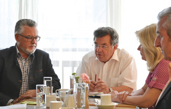 Die Impuls-Abgeordneten Sepp Schett, hans Lindenberger und Maria Zwölfer, flankiert von Josef Falkner. Foto: Dolomitenstadt/Pirkner 