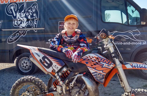 Wenn er gas gibt, schlucken die meisten Konkurrenten Staub – Johannes Wibmer ist ein großes Motocross-Talent.