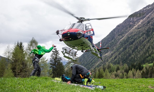 Polizeihubschrauber "Libelle" im Landeanflug, um Retter samt Ausrüstung auf den Gletscher zu bringen. Foto: Expa/Groder