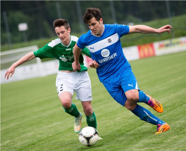 Der Matchmaker bei Matrei: Rene Scheiber, hier tankt er sich an Manuel Zlanabitnig vorbei.