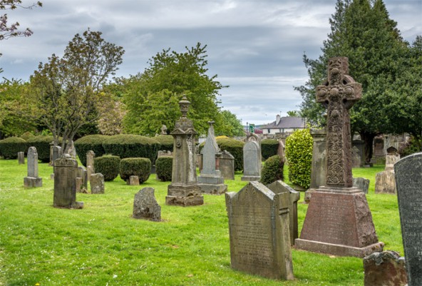 Die Grabsteine auf dem Friedhof  – jeder für sich – erzählen eine eigene Geschichte. 