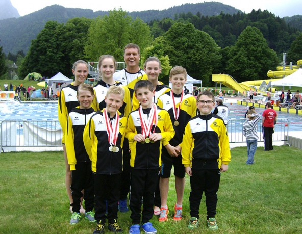 Die erfolgreichen Jugendlichen der Schwimmunion Osttirol mit den Medaillengewinnern Nico Tabernig, Luis Preyer und Leon Wibmer (v.l.).