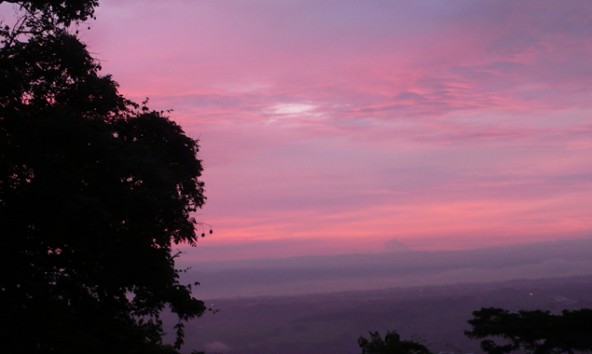 Noch lassen sich die berühmten Sonnenuntergänge in Costa Rica genießen. Einige Kilometer entfernt droht der Vulkan Turrialba auszubrechen und wir bereiten uns auf das Überlebenstraining im Dschungel vor. Fotos: Daniela Ingruber 