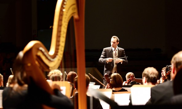 Gerald Mair dirigiert das Stadtorchester Lienz.