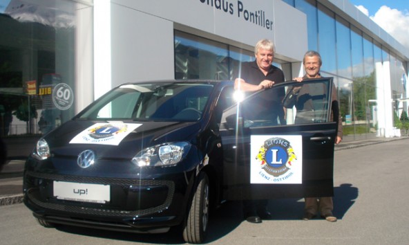 Der Tombola-Hauptpreis, ei n nagelneuer VW "UP" mit Sponsor Franz Robitsch und Lions-Präsident Peter Kraler (rechts).