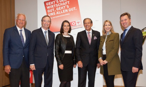 WKÖ-Präsident Christoph Leitl (2. v.l.) gratuliert dem neu gewählten Präsidium der Wirtschaftskammer Tirol (v.l.): Oswald Mayr, Barbara M. Thaler, Jürgen Bodenseer, Martina Entner und Martin Felder. Foto: WKT/Die Fotografen