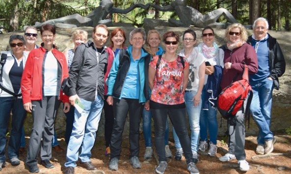 Nach einer meditativen Wanderung auf dem Franziskusweg in Sand in Taufers feierten die neuen HospizbegleiterInnen ihren Abschluss.