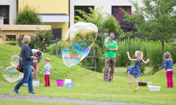 Im Kinderdorf wurde mit einem Lama, Musik, Spielen und vielen Reden gefeiert. Foto: Brunner Images