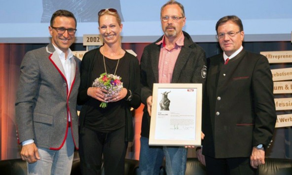 Die Urkundenverleihung erfogte in Igls, v.l.: Josef Magreiter (LR f. Tourismus), Barbara Nußbaumer (Geschäftsführerin TVB Osttirol), Otto Trauner (Leiter der Infrastrukturabteilung) und LH Günther Platter. Foto: Die Fotografen 