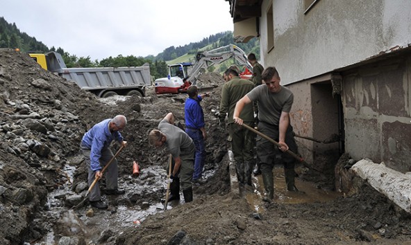 Nur mit vereinten Kräften gelingt es, die Lage in den betroffenen Gebieten (auf dem Foto: Sellrain) unter Kontrolle zu bringen.