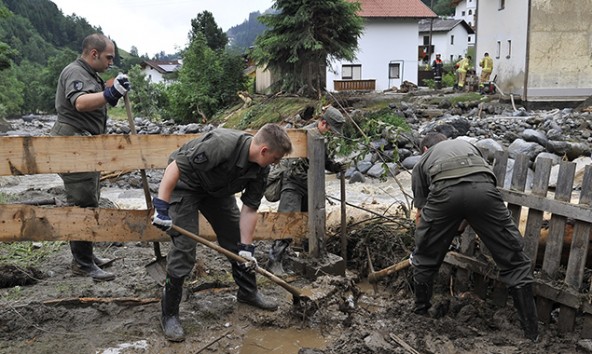 Das Bundesheer im Aufräumeinsatz: Mitten durch den Ort floss die Melach in Sellrain und nahm Schlamm, Steine und Gehölz mit. Fotos: Bundesheer