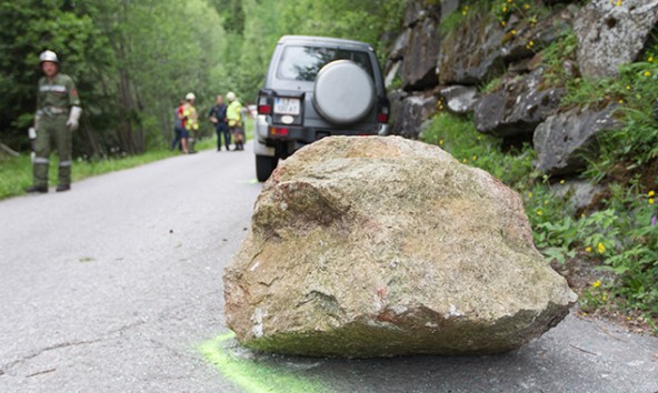 Mehrere hundert Kilogramm wog der Fels, der auf das Auto prallte. Foto: Brunner Images