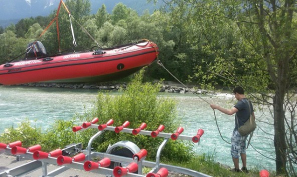 Das Wässern des motorisierten Schlauchbootes in der Drau wurde mit der Freiwilligen Feuerwehr geübt. Foto: ÖWR Einsatzstelle Lienz