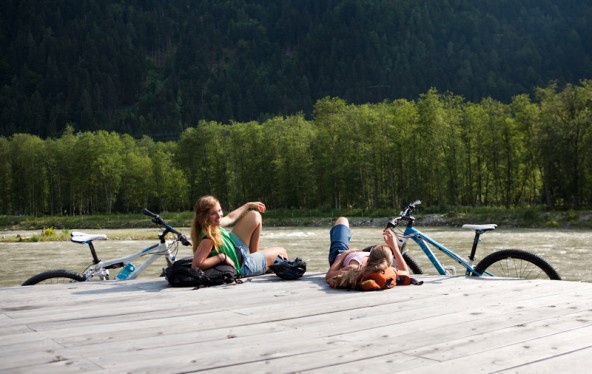 Am "Iselstrand" gibt es auch lauschige Plätzchen und garantiert kühles Nass. Foto: Ramona Waldner