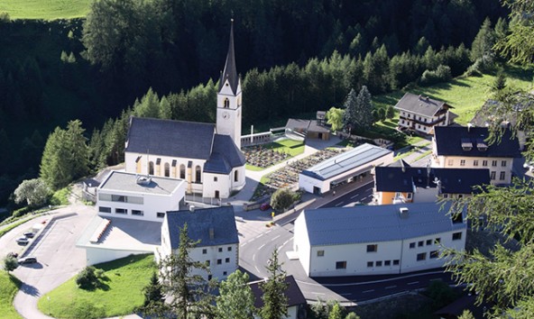 Der Kalser Kirchplatz vermittelt über die Horchstation allerlei Wissenswertes rund um historische Bezeichnung in und rund um die Gemeinde Kals. Foto: Michael Linder