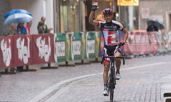 Allein im strömenden Regen – Bernhard Kohl fuhr mit 13 Minuten Vorsprung nach insgesamt ..... in Lienz durch´s Ziel und gewann den Supergiro Dolomiti 2015. Foto: Expa