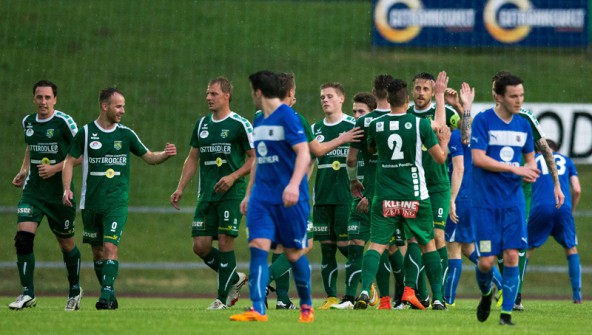 Kapitän Manuel Eder versenkt nach einer halben Stunde einen Elefer und Rapid jubelt im Regen: 1:0! Fotos. Expa/Groder