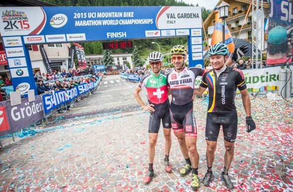 Mehr als zwei Minuten Vorsprung hatte Alban Lakata (Mitte) auf den Zweitplatziereten Schweizer Christoph Sauser (links) und den Kolumbianer Hector Leonard Paez Leon.