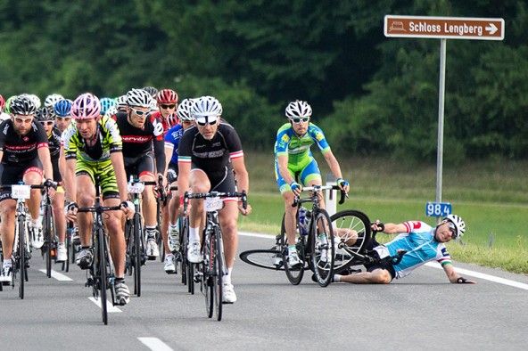 Dieser Sturz passierte bereits kurz nach dem Start  des SuperGiroDolomiti. Insgesamt blieben aber trotz teilweise strömendem Regen schwere Stürze aus. Foto: Expa