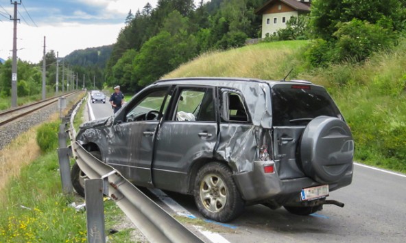 Die Unfallursache ist noch unklar, am Wagen entstand beträchtlicher Schaden. Foto: Brunenr Images