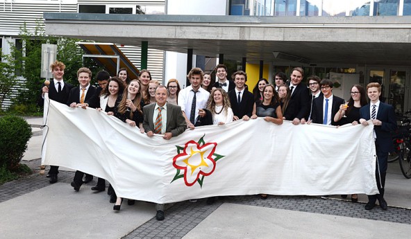 Die erfolgreichen Maturantinnen und Maturanten mit Klassenvorstand und Gratulanten. Foto: Rossbacher