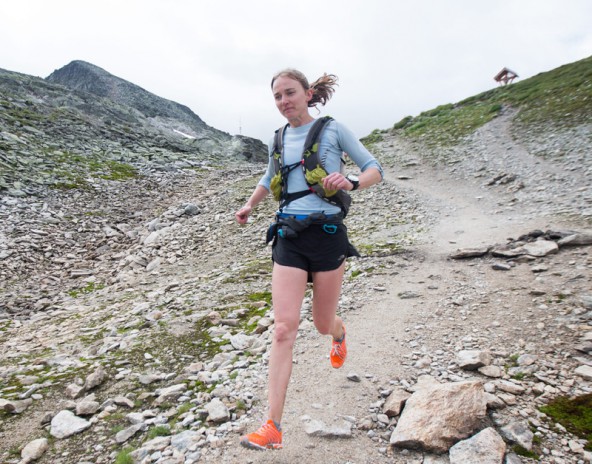 Die Engländerin Elisabeth Barker läuft dem 2. Platz im 50-Kilometer-Glocknertrail entgegen. Foto: Expa/Groder