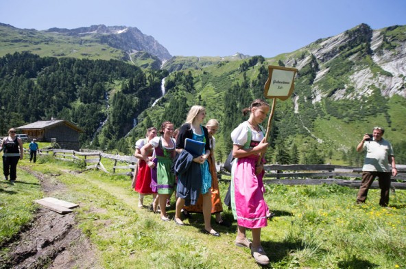 Die Kalser Glocknerstimmen treffen bei der Zöttlenalm ein.