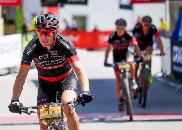 Eine komplette Alpenüberquerung in fünf Stunden und neun Minuten – mit dem Rad! Das macht Markus Kaufmann, dem Führenden, so schnell keiner nach. Foto: bike-transalp.de