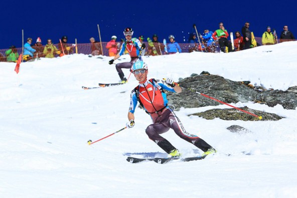 Berg-, Lauf- und Skischuhe sowie Ski und Steigeisen gehören zur Ausrüstung.