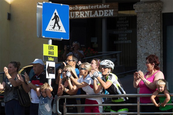 Wo immer die Tour durchkommt, gibt es anfeuernden Applaus. Fotos: biketransalp.at