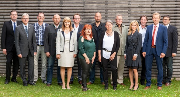 Von links: Holger König, Anton Klocker, Armin Bachlechner, Christian Hassler, Elisabeth Greiderer, Manfred Juen, Katharina Nothdurfter-Bürgler, Johannes Mahl, Franziska Klocker, Bezirksobmann Michael Aichner, Silke Steiner, Christian Pramstaller, Anton Thum, Reinhard Lobenwein. Nicht auf dem Bild: Katharina Hradecky. Foto: Martin Lugger