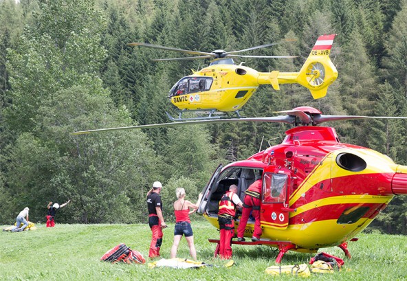 Als sich die Wolken lichteten, flogen zwei Hubschrauber die Verletzten vom Eisleitl zunächst nach Kals. Foto: Expa/Groder