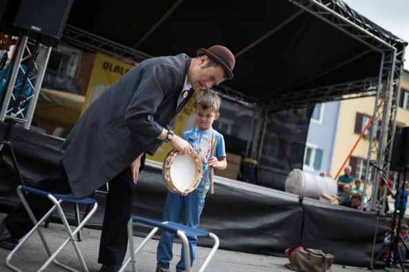 Fraser Hooper und sein kleiner Bühnengast weckten das Publikum auf und erhielten tobenden Applaus. Fotos: Marco Leiter