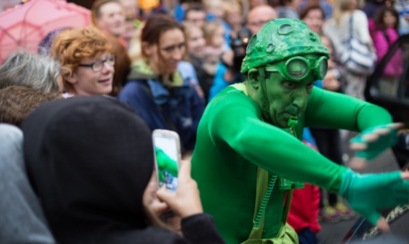 Sobald "The Green Man" den Verkehr regelt, ist nur eines sicher: Es herrscht Chaos! Fotos: Marco Leiter