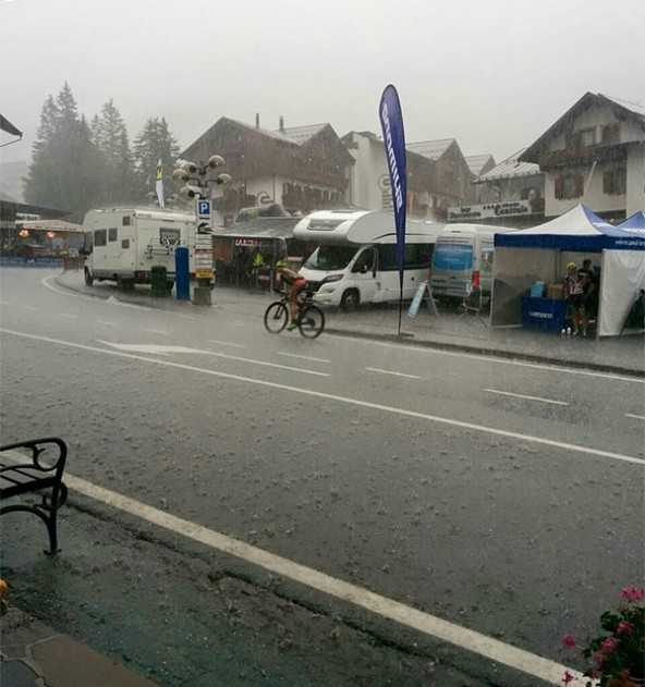 Nicht einmal Starregen und Hagel kann einen echten Transalp-Biker aufhalten.