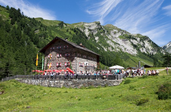 Was für ein Tag! Vor dem Kalser Tauernhaus versammeln sich Berg- und Musikfreunde zur Bergmesse.