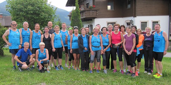 Läufer und Läuferinnen aus Osttirol und Kärntne beim grenzüberschreitenden Lauftreff.