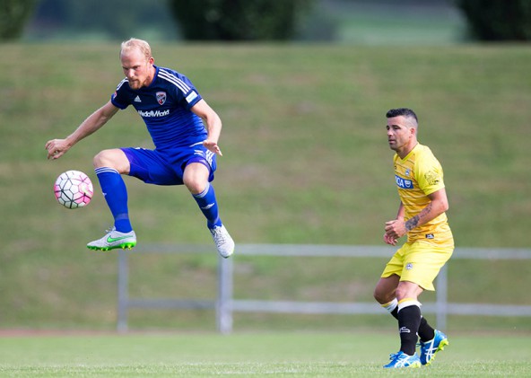 Tobias Levels (FC Ingolstadt) übt sich im Hochsprung mit dem Ball, der große Antonio Di Natale (Udinese Calcio) schaut mit Bewunderung zu. Fotos: Expa/Groder