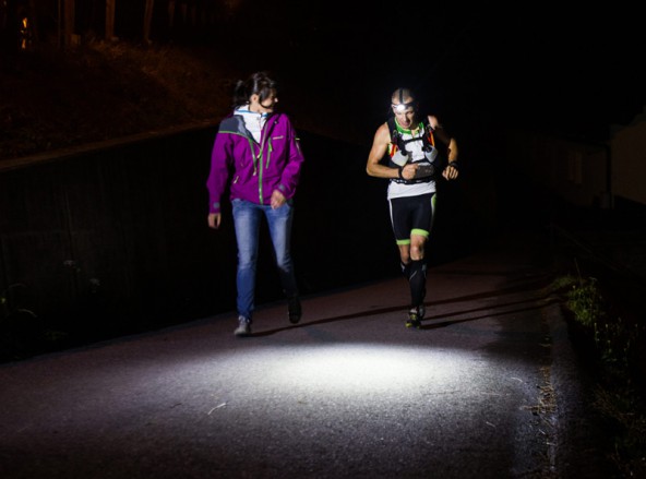 Um 18.00 Uhr ist er in Kaprun gestartet, mitten in der Nacht läuft Markus Amon durch Kals, seine Frau Marianne feuert in an. Foto: Expa/Groder