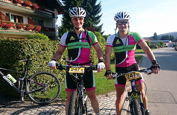 Vor dem Start noch guter Laune, doch leider von Pech – bzw. von einem Pferd – verfolgt: Markus und Lukas Mayr.