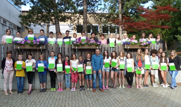 Gruppenbild der "zertifizierten" Schülerinnen und Schüler der Neuen Mittelschulen in Lienz. 