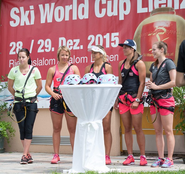 Auf Promotiontour in Lienz: Stephanie Brunner, Lisa Maria Zeller, Michaela Kirchgasser, Ricarda Haaser, Carmen Thalmann (von links). Fotos: Expa/Hans Groder 